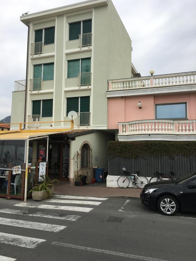 Appartamento Miramare, 2 Camere, Cucina, Bagno, 文蒂米利亚 外观 照片